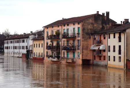 Häuser in Flussnähe nach sintflutartigen Regenfällen aufgrund des Klimawandels überflutet