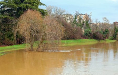 Campos completamente inundados y la curva de después de las inundaciones causadas por el cambio climático