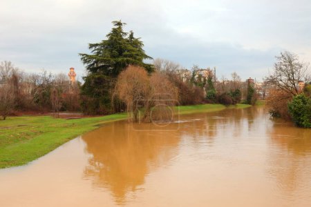 Völlig überflutete Felder und die Biegung des Flusses Retrone in der Stadt VICENZA in Italien nach den Überschwemmungen durch den Klimawandel