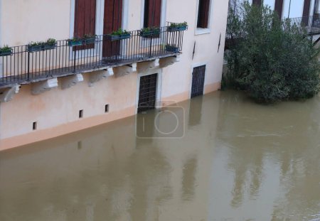 Casa cerca del río en riesgo de inundación después de lluvias torrenciales debido al cambio climático