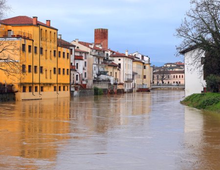 Häuser am Ufer des Flusses Bacchiglione in der norditalienischen Stadt VICENZA nach sintflutartigen Regenfällen überschwemmt