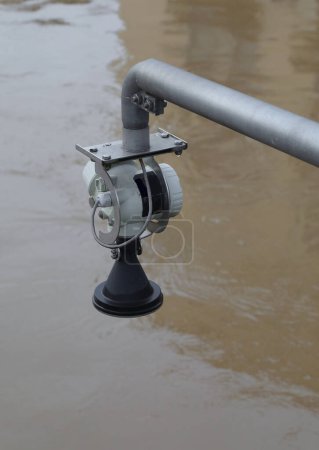Foto de Sonda Hidrométrica Industrial Monitorea Niveles de Agua Fluvial para Riesgo de Inundación y Agua - Imagen libre de derechos