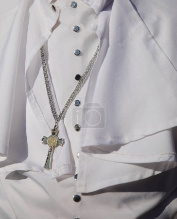White religious cassock worn by the pontiff during ceremonies and the necklace with the crucifix
