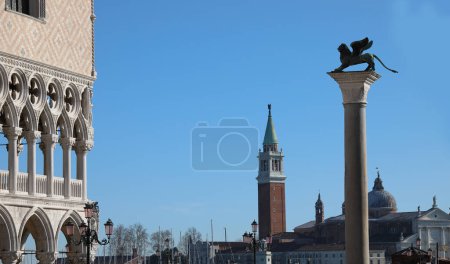 Téléchargez les photos : Venise, VE, Italie - 13 février 2024 : Palais ducal et clocher de la basilique Saint-Georges avec lion ailé symbole de VENEZIE ITALIE - en image libre de droit