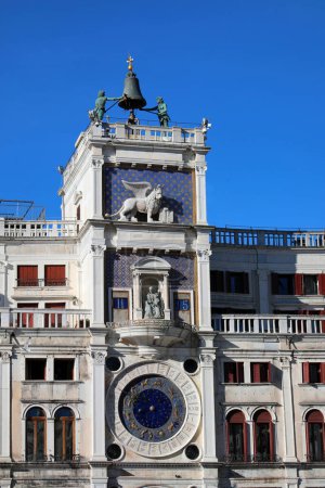 Téléchargez les photos : Venise, VE, Italie - 13 février 2024 : Tour de l'horloge appelée Campanile dei Due mori di Venezia - en image libre de droit