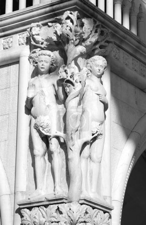 Foto de Venecia, VE, Italia - 13 de febrero de 2024: Estatuas de Adán y Eva figuras bíblicas en el Palacio Ducal - Imagen libre de derechos
