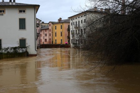 Brückenbogen, der durch den angeschwollenen Fluss Retrone in Vicenza in Norditalien während einer Überschwemmung aufgrund des Klimawandels unter Wasser gesetzt wurde