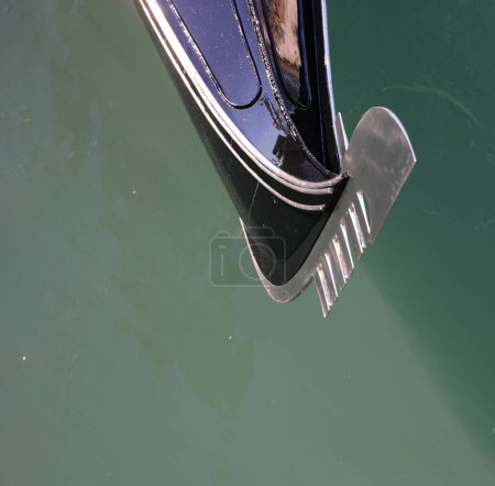 Typische Form des Bugs der GONDOLA, des berühmten venezianischen Schiffes für den Transport von Touristen auf dem Grand Cana