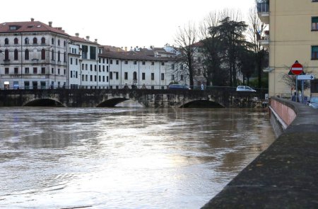 Pusterla-Brücke im Stadtzentrum von Vicenza während einer Überschwemmung mit Hochwasser und Überflutungsgefahr des Flusses Bacchiglione