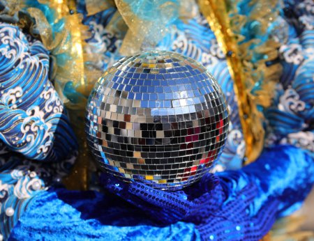 Téléchargez les photos : Boule disco composée de nombreux miroirs réfléchissants tenus par une danseuse lors d'un ballet - en image libre de droit