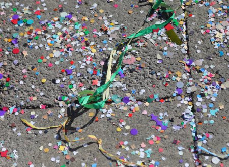 Foto de Fondo colorido de confeti de papel multicolor en el piso de la ciudad después de la fiesta - Imagen libre de derechos