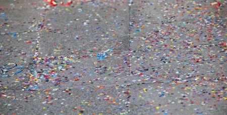 Foto de Fondo colorido de muchos confeti de papel multicolor en el piso de la ciudad después de la fiesta - Imagen libre de derechos