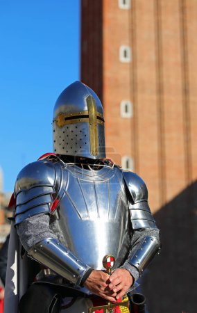 caballero medieval en casco y armadura durante una recreación histórica de las Cruzadas