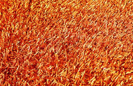 multitude de fils de tapis orange parfait comme un fond abstrait vif et poilu