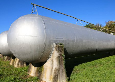 Foto de Tanque cilíndrico grande para almacenar gas natural en una instalación de producción de combustible - Imagen libre de derechos