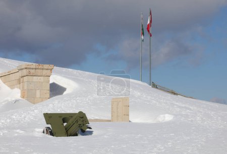 Foto de Pieve, TV, Italia - 13 de marzo de 2024: Monumento Militar a Monte Grappa y un cañón bajo la blanca nieve - Imagen libre de derechos