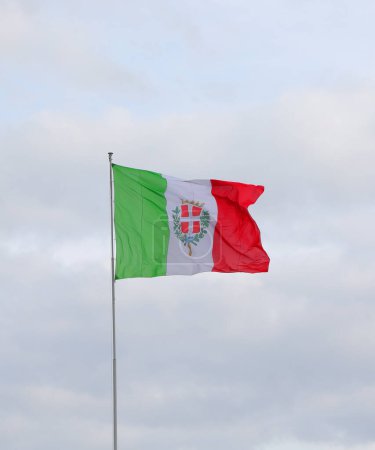 Vicenza, VI, Italien - 3. März 2024: Italienische Flagge mit dem Symbol der Stadt Vicenza in Italien in der Mitte, dargestellt durch ein rotes Feld mit einem Kreuz und zwei goldenen Medaillen militärischer Tapferkeit