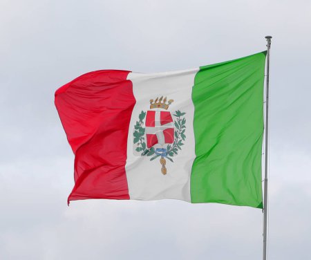 Téléchargez les photos : Vicence, VI, Italie - 3 mars 2024 : Drapeau italien avec le symbole de la ville de Vicence en Italie au milieu représenté par un champ rouge avec une croix et deux médailles d'or - en image libre de droit