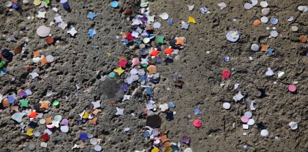 Foto de Alfombra colorida de confeti ensucia el suelo después de la bola de la mascarada del carnaval - Imagen libre de derechos