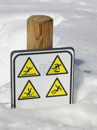 Piktogramme mit Warnschildern Rutsch- und Sturzgefahr auf weißem Schnee