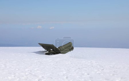 Foto de Cañón de la Primera Guerra Mundial completamente sumergido por la nieve en invierno en lo alto de las montañas - Imagen libre de derechos