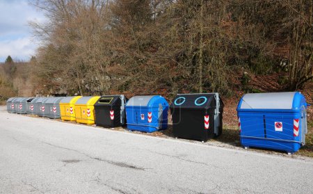 muchos contenedores para la recogida separada de residuos en la zona ecológica para la gestión de materiales de desecho en la calle