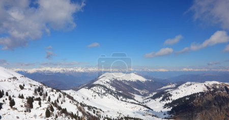 Atemberaubendes Alpenpanorama im Winter mit schneebedeckten Gipfeln ohne Menschen