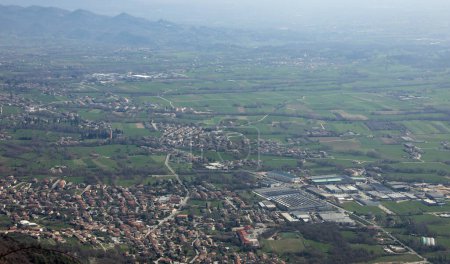 panorama del valle con las viviendas y zonas industriales en la llanura en verano