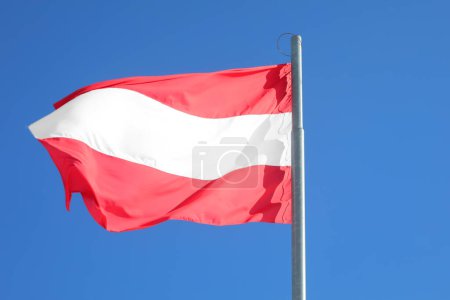 Bandera austriaca sobre fondo azul en Viena Austria