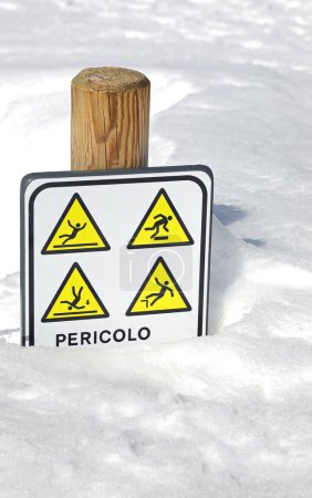 Piktogramme, die vor Ausrutschen und Stürzen warnen, und das Wort PERICOLO, das in italienischer Sprache Gefahr bedeutet
