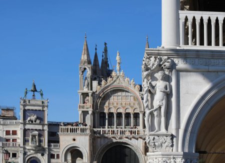 Téléchargez les photos : Venise, VE, Italie - 13 février 2024 : statue d'EVE dans le coin de l'ancien palais ducal - en image libre de droit