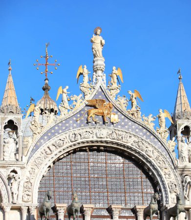 Téléchargez les photos : Venise, VE, Italie - 13 février 2024 : Lion d'or ailé symbole de l'île de VENEZIA sur la basilique Saint-Marc - en image libre de droit