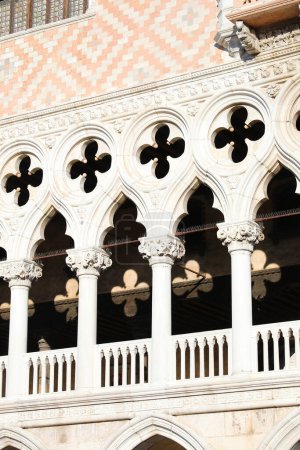 Foto de Venecia, VE, Italia - 13 de febrero de 2024: detalle del antiguo Palacio Ducal - Imagen libre de derechos