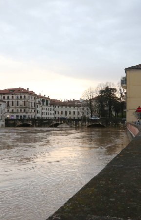 Angeschwollener Fluss Bacchiglione droht in der norditalienischen Stadt Vicenza über die Ufer zu treten