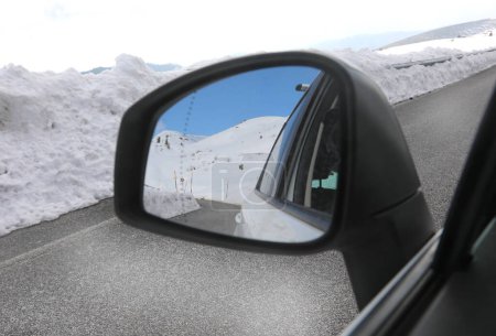 Camino de invierno visto desde el espejo retrovisor como un concepto de la vida que pasa y el tiempo se ha ido para nunca volver