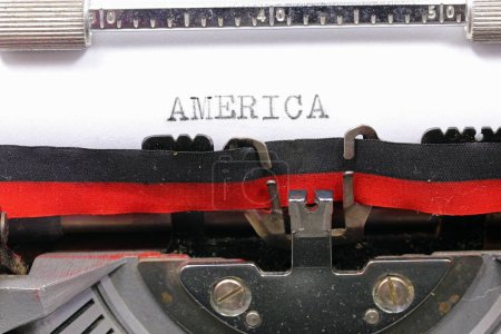 Schreibmaschinengeschriebener AMERICA-Text in schwarzer Tinte auf weißem Papier mit einer antiken Schreibmaschine