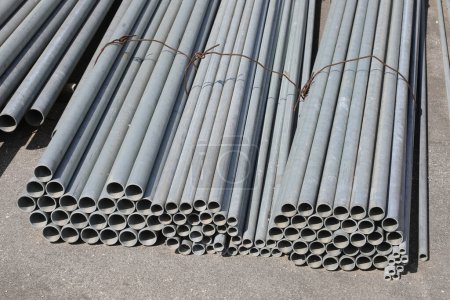 Storage of iron pipes for the construction of gas or electricity network infrastructure in a road construction site