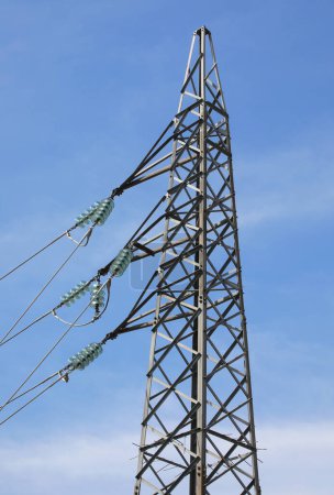pilón metálico con cables de alta tensión para el transporte de electricidad desde la subestación eléctrica a los usuarios
