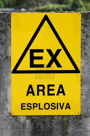 Schild im Zaun des reservierten Bereichs, der durch brennbare Substanzen explosionsgefährdet ist, und der Text in italienischer Bedeutung EX Explosive Area