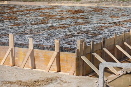 Téléchargez les photos : Construction de fondations de construction avec coulée de béton armé sur chantier sans personnes - en image libre de droit