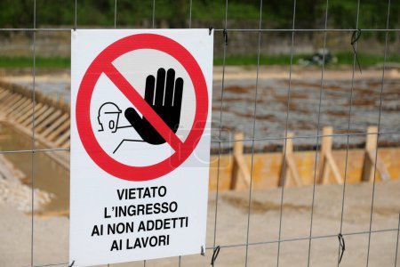 Construction site sign with the writing in Italian which means Entry to non-workers prohibited for the safety of people