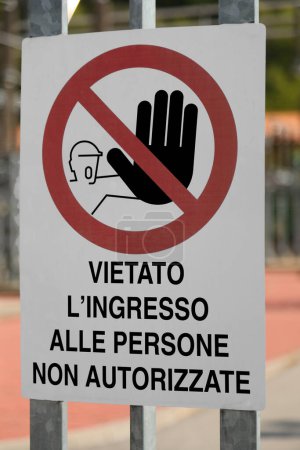 Firma del sitio de construcción con la escritura en italiano que significa Entrada a personas no autorizadas prohibidas por seguridad personal