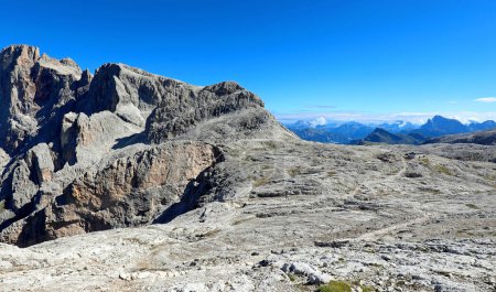 Foto de Impresionante vista de las montañas de los Alpes europeos con un paisaje lunar refugio de montaña ubicado entre las rocas en verano - Imagen libre de derechos