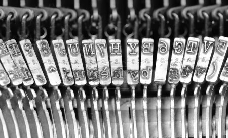 Téléchargez les photos : Gros plan des leviers métalliques et des caractères en relief sur une vieille machine à écrire - en image libre de droit