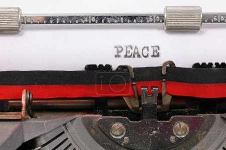 Paz escrita a máquina en tinta negra sobre papel blanco con una vieja máquina de escribir