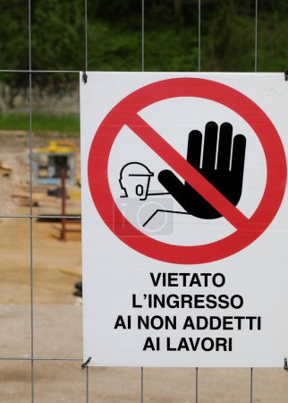 Téléchargez les photos : Aucune entrée pour le personnel non autorisé pour des raisons de sécurité en langue italienne sur le chantier de construction - en image libre de droit