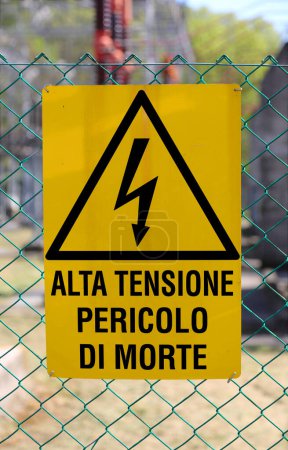 Foto de Peligro de alto voltaje de signo de muerte en italiano con rayo en triángulo amarillo - Imagen libre de derechos