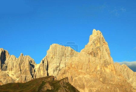 Foto de Montaña en los Dolomitas italianos llamada Cimon della Pala brilla con tonos naranja cálidos al atardecer con el fenómeno natural de Enrosadira - Imagen libre de derechos