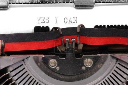 Vintage-Schreibmaschine mit mutiger Botschaft der Bestätigung JA ICH KANN Entschlossenheit, Vertrauen und die Macht der Worte symbolisieren
