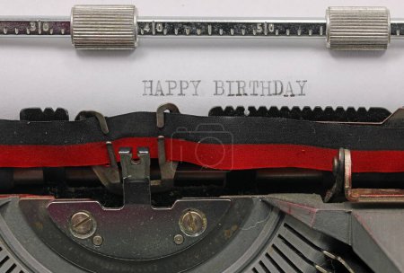 Text mit schwarzer Tinte HAPPY BIRTHDAY geschrieben auf dem Blatt der alten Schreibmaschine ideal als Gruß